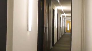 Deutsche MILF fingert sich im Hotel und bekommt eine Gesichtsbehandlung