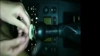 Elle se fait du bien dans la voiture avec son jouet