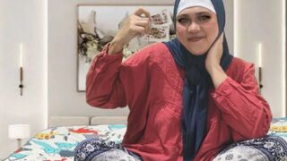 Istri muslim berhijab indo yang cantik dan pasangan asli lagi main kartu