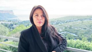 JacquieEtMichelTV - Vicky - 40 years old, two tails to start the year off right!