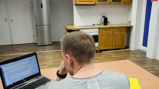 Mein erster Tag als Praktikantin - Deutsche Amateurin mit großen Brüsten