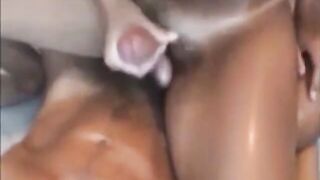 Un couple amateur poilu en bref