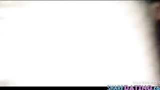 Elle prend sa queue et son vibro en même temps