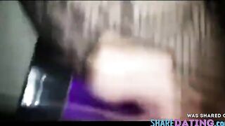 Elle prend sa queue et son vibro en même temps