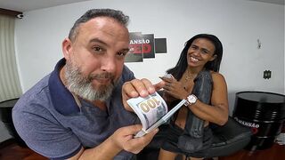 Milf India Juju accepts the $10,000 challenge to put Tikinho up her ass