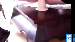 Maman s'amuse avec son gode lors d'un voyage en voiture