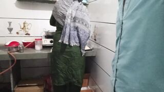 Bhabhi ki Gand Mein ungali Kar Di khana banate hue