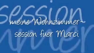 Deutsche Blondine spielt vor der Webcam mit einem Dildo