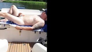 Svenska frun ger handjobb på vår båt