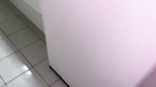 CORNO CHEGA NA SALA E ENCONTRA A EPOSA NOVINHA DANDO PRO IRMÃO NA CADEIRA