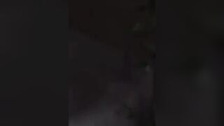 Sexy Striptease eines deutschen Mädchens mit großen Titten in der Dusche