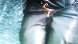 Gitte i stramme læderbukser, dansk skønhed i latex