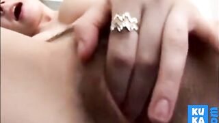 Belle brune poilue s'amuse avec son minou