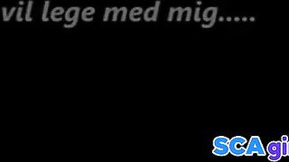 Dansk amatør spiller med dildo