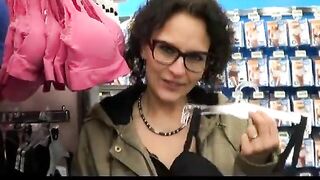 Big-Tit Danish MILF Giver Blowjob i det offentlige stormagasin