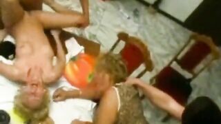 Anale Eindringlinge mit deutschen MILFs und GILFs mit großen Ärschen