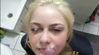 Deutscher blonder Amateur gibt Deepthroat-Blowjob