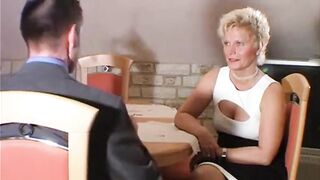 Reife, kurzhaarige, deutsche Blondine