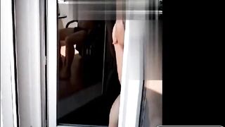 Je m'exhibe sur la terrasse de l'hôtel - Une aventure coquine en plein air