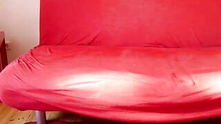 Deutsche Amateurin mit Tattoos wichst sich selbst in Uniform