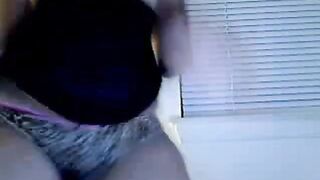 Voluptuous Ebony Dancer Shakes it for the Webcam