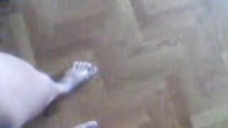 Naken i allmänheten: Svensk flicka på trappor i Jönköping