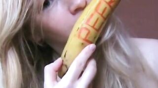 Deutsche Amateurin steckt sich eine Banane in den Arsch