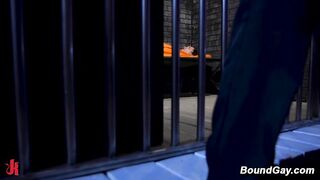 Prison Officer Fucks Inmate Raw Ass