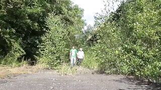 Outdoor Anal mit einer Magernutte - German Amateur Top Video