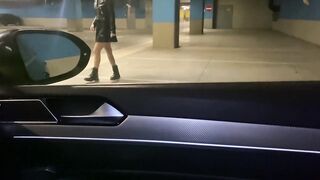 Deutsche Blondine mit großen Titten reitet mich in meinem Auto gegen Bargel