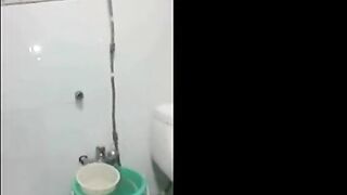 Indian Girl Masturbates on Webcam After Bath