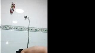 Indian Girl Masturbates on Webcam After Bath