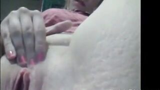 Wet Pussy Rubbing Amateur Squirts on Webcam