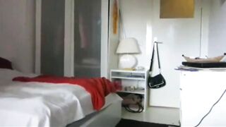 Maskierter Dieb nutzt eine umwerfende Rothaarige aus