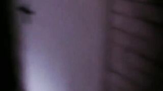 Maskierter Dieb nutzt eine umwerfende Rothaarige aus