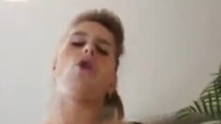 Blonde deutsche Milf in Strümpfen