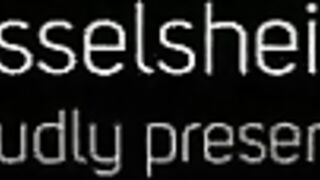 Reife Deutsche Amateurin fingert sich vor der Webcam