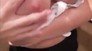 Deutsche MILF gibt im Aufzug einen Deep Throat Blowjob