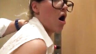 Deutsche MILF gibt im Aufzug einen Deep Throat Blowjob