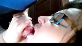 Dansk blowjob med en rodet afslutning