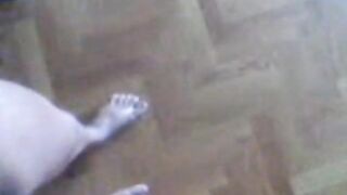 Naken i allmänheten: Svensk flicka på trappor i Jönköping