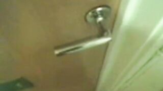 Naken i allmänheten: Svensk flicka på trappor i Jönköping