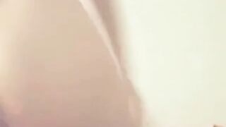 Blond skandinavisk hustru onanerer alene