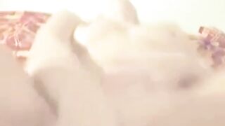 Blond skandinavisk hustru onanerer alene