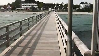 Deutsche Amateurin mit großen Titten gibt auf einem Pier einen Blowjob