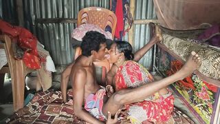 Desi housewife ki doggy style mein gand Mari