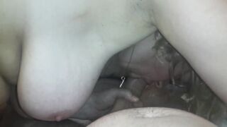 Deutsche Amateurin bläst mit dicken Titten und Sperma im Mund