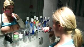 Die freche Überraschung einer deutschen Ehefrau mit großen Titten im Badezi