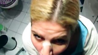 Die freche Überraschung einer deutschen Ehefrau mit großen Titten im Badezi