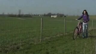 Den danske pige Briana glæder sig med et sexlegetøj